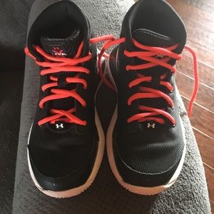 Under Armour boys basketball shoes. Size 1